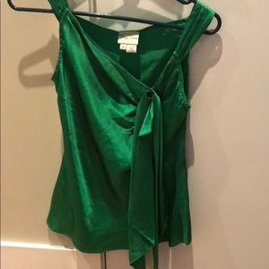 Tracy Reese vibrant emerald top w bow/broch detail